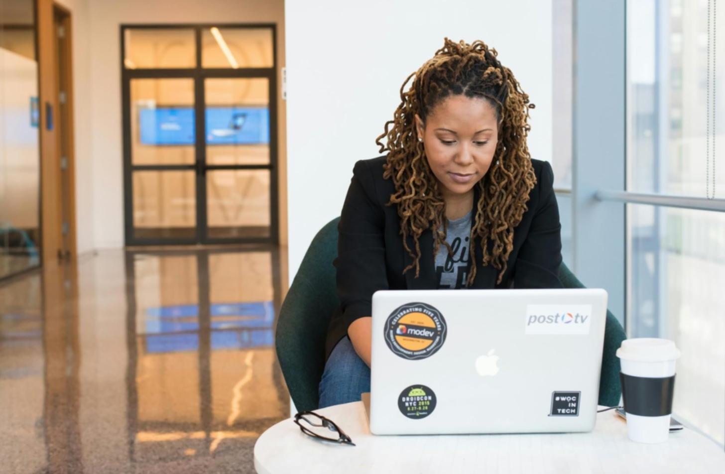 Course introduction interface displaying learning objectives and structure